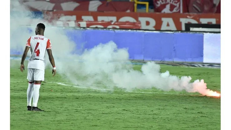 ¿Cómo entró una bengala al Pascual Guerrero sin hinchas? ¡Con paracaídas!