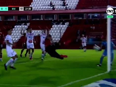 Video: Suárez tiró una de karete para llegar a la pelota y darle el primero a River