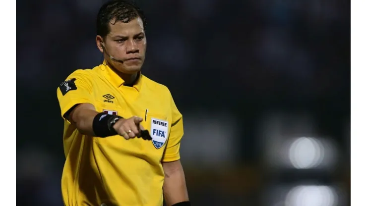 Víctor Hugo Carrillo arbitra la final de la Liga 1.