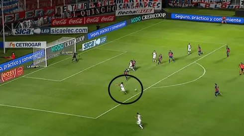 Desde ahí le pegó el delantero de Colón.