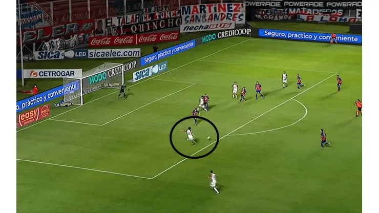 Desde ahí le pegó el delantero de Colón.