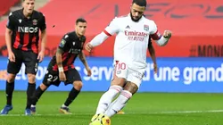 El momento del penal de Memphis Depay.