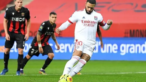 El momento del penal de Memphis Depay.