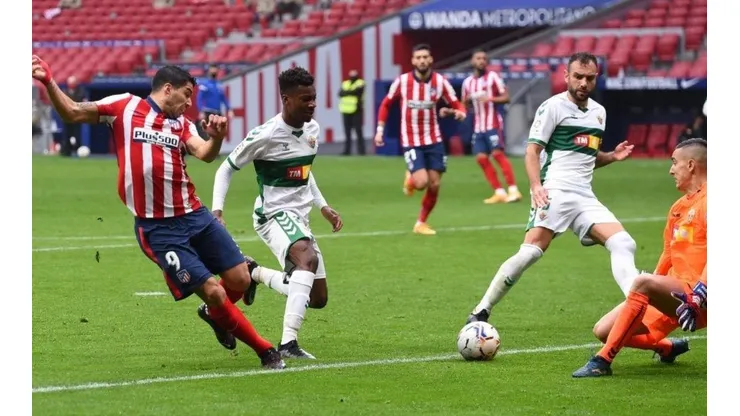 Solo Luis Suárez: le erró tan bien al balón que fue gol del Atlético Madrid