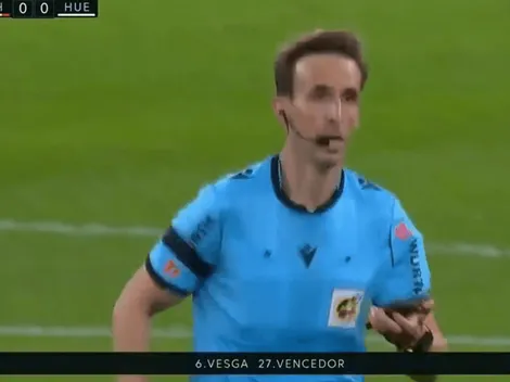 Video insólito: en España, el árbitro paró el partido porque encontró un teléfono en el campo