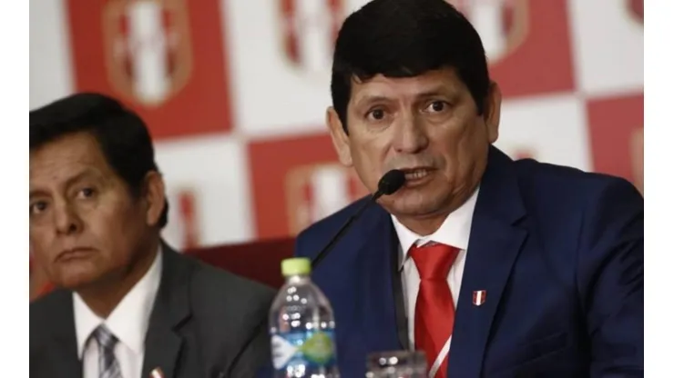 Agustín Lozano argumentó los motivos de su ausencia a la sesión.