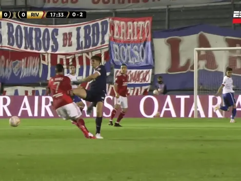 Al arquero de Nacional le dieron ganas de jugar de 5 y le dio una patada voladora a Suárez