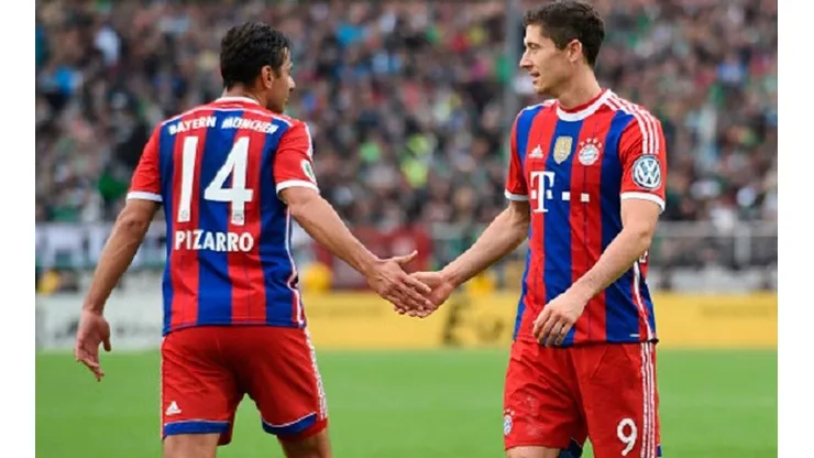 Claudio Pizarro compartió plantel con Robet Lewandowski.