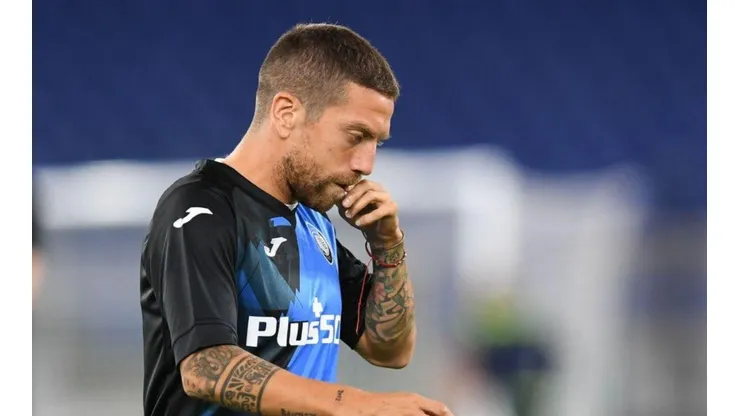 Video: Papu Gómez fue al banco con Atalanta y cantó el himno de la Juventus