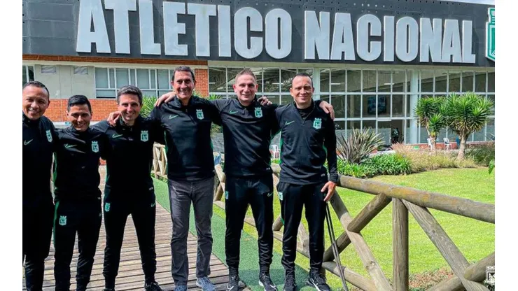 Alexandre Guimaraes y su cuerpo técnico.