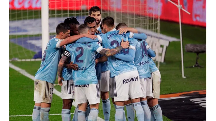 Renato Tapia juega solo en la primera linea de volantes.