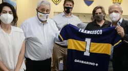 El Papa Francisco envió la camiseta firmada.