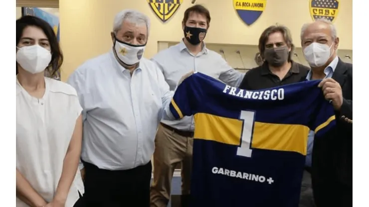 El Papa Francisco envió la camiseta firmada.