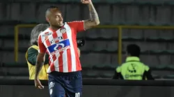 Jarlan Barrera mandó callar a hincha del Junior, tras reclamarle por su burla