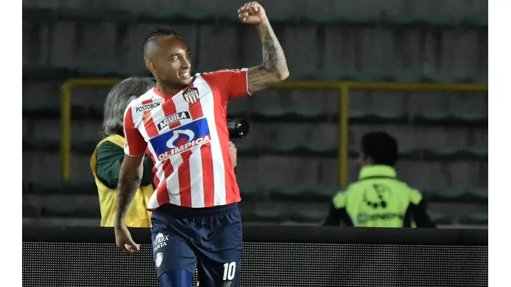 Jarlan Barrera mandó callar a hincha del Junior, tras reclamarle por su burla