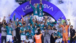 León levanta el trofeo de campeón del Guard1anes 2020