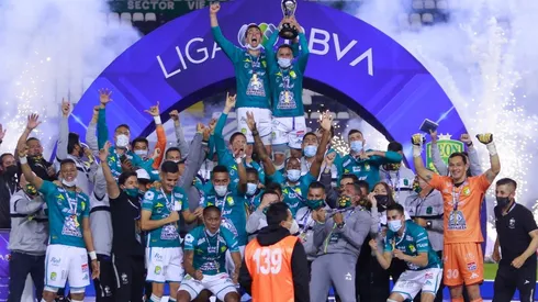 León levanta el trofeo de campeón del Guard1anes 2020