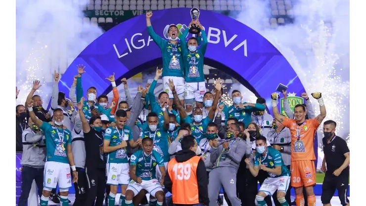 León levanta el trofeo de campeón del Guard1anes 2020