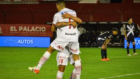 El festejo de los jugadores de Huracán.