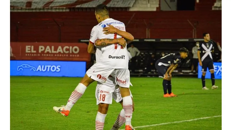 El festejo de los jugadores de Huracán.