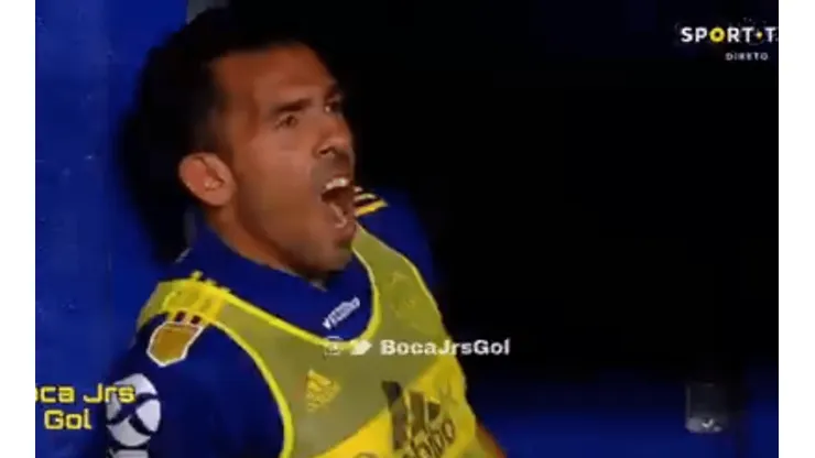 La cámara captó a Tevez pegándose un terrible bostezo antes del entretiempo
