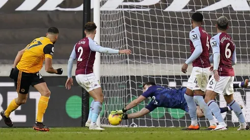 Una bestia: Emiliano Martínez fue la figura contra Wolves por estas atajadas