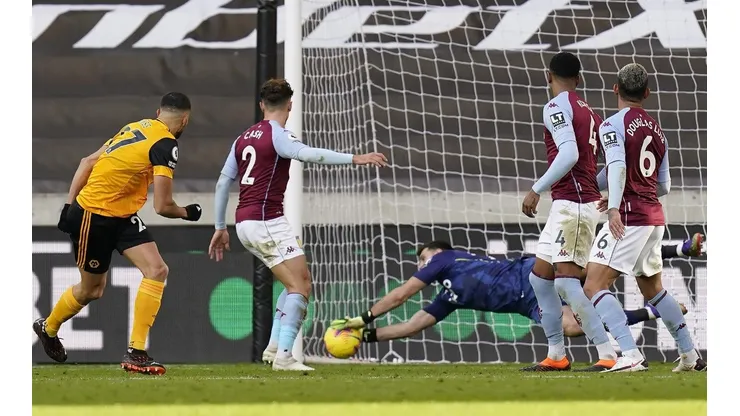 Una bestia: Emiliano Martínez fue la figura contra Wolves por estas atajadas