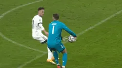 Anda sobrado: Neuer salió jugando como si fuera base en la NBA