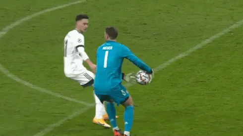 Anda sobrado: Neuer salió jugando como si fuera base en la NBA