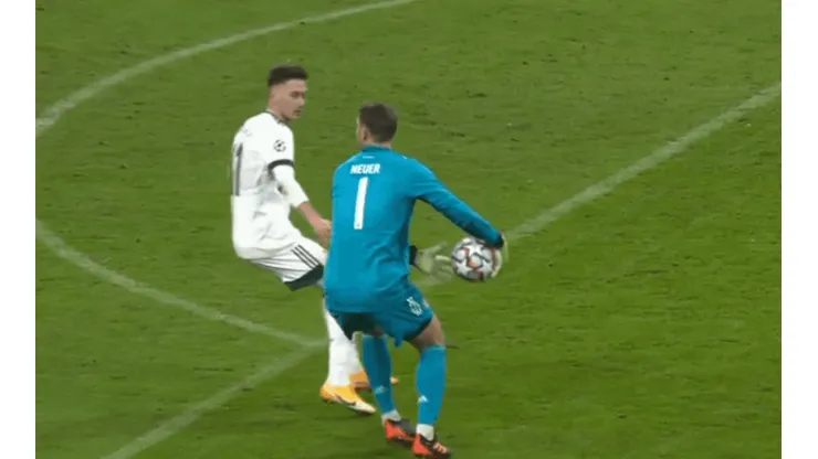 Anda sobrado: Neuer salió jugando como si fuera base en la NBA