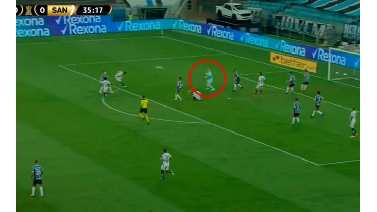 Vanderlei salió a cualquier lado y Santos aprovechó para meter el 1 a 0