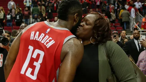 “Solamente está pidiendo una chance de ganar un anillo”: madre de Harden