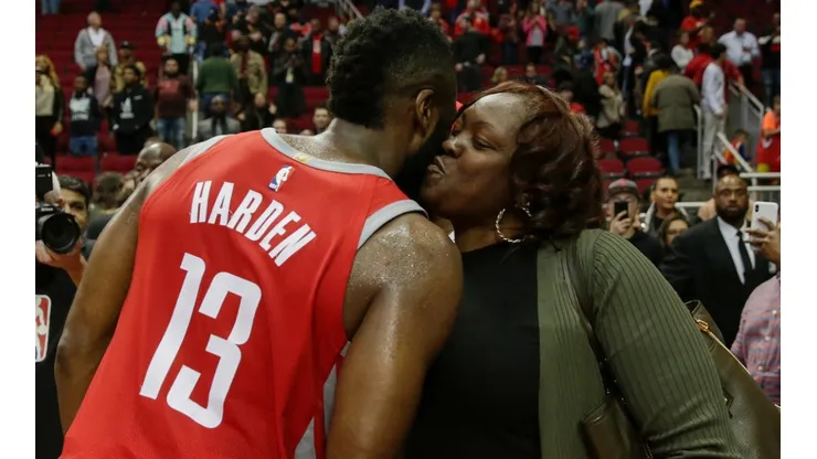 “Solamente está pidiendo una chance de ganar un anillo”: madre de Harden