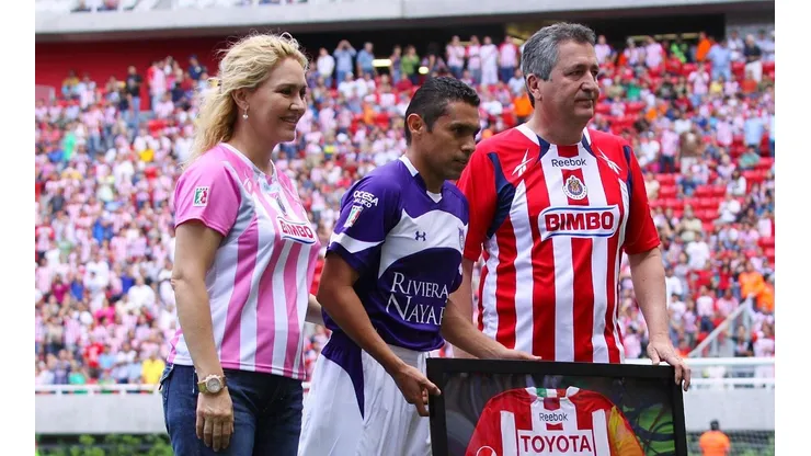 Angélica Fuentes junto a Jorge Vergara en el Estadio Akron