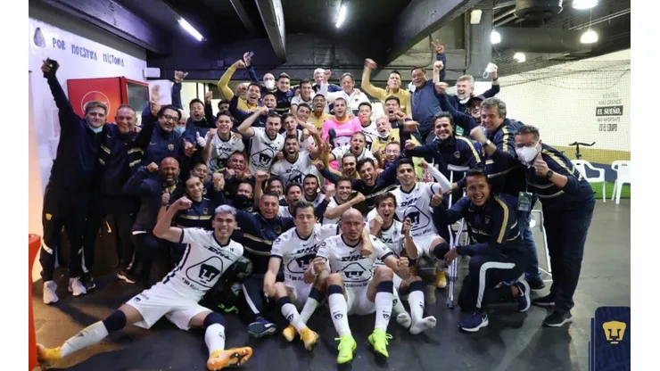 Celebración de los jugadores de Pumas tras el triunfo ante Cruz Azul