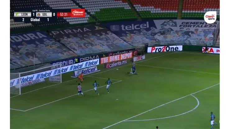 Antuna tuvo el empate Chivas en su pie, pero el poste le dijo que no