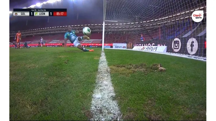 Chivas tenía el triunfo ante León, pero Barreiro la sacó en la línea