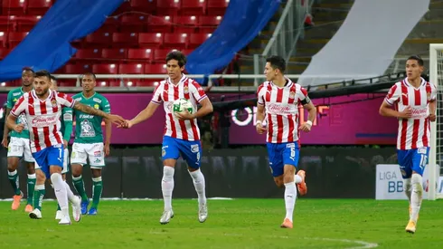 Macías le dio el empate a Chivas.