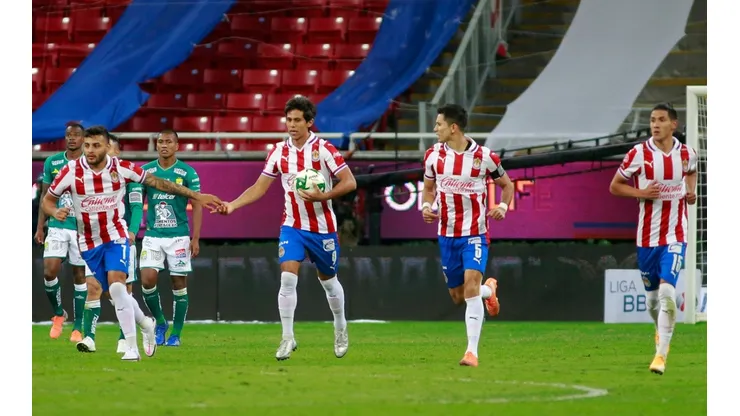 Macías le dio el empate a Chivas.