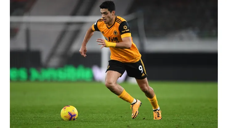 Raúl Jiménez estará fuera de las canchas por tres meses.