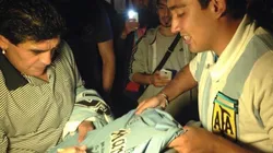 Diego Maradona le firma la de Nápoli a Alan Peniche
