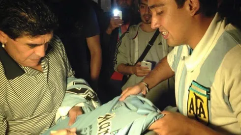Diego Maradona le firma la de Nápoli a Alan Peniche
