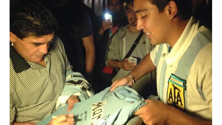 Diego Maradona le firma la de Nápoli a Alan Peniche