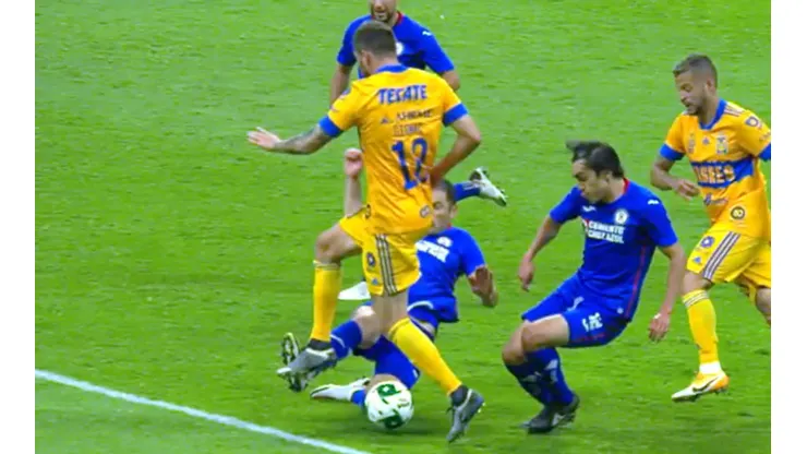 El penal a André-Pierre Gignac anulado tras revisión del VAR.