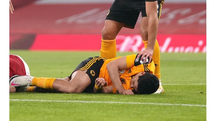 Raúl Jiménez recibe apoyo tras su lesión en Wolves.