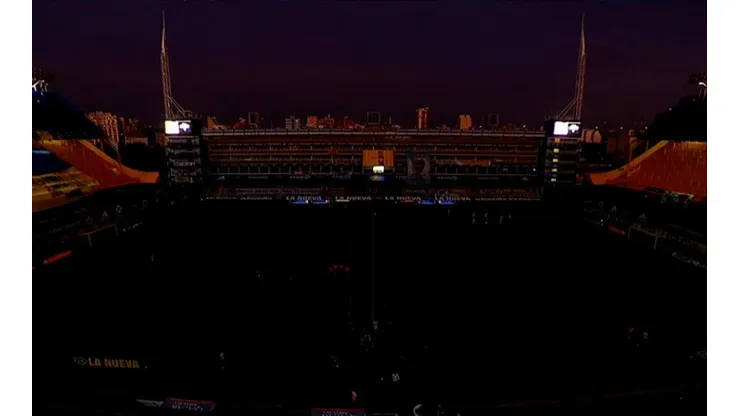 Boca apagó las luces de la Bombonera y dejó prendidas las del palco de Maradona