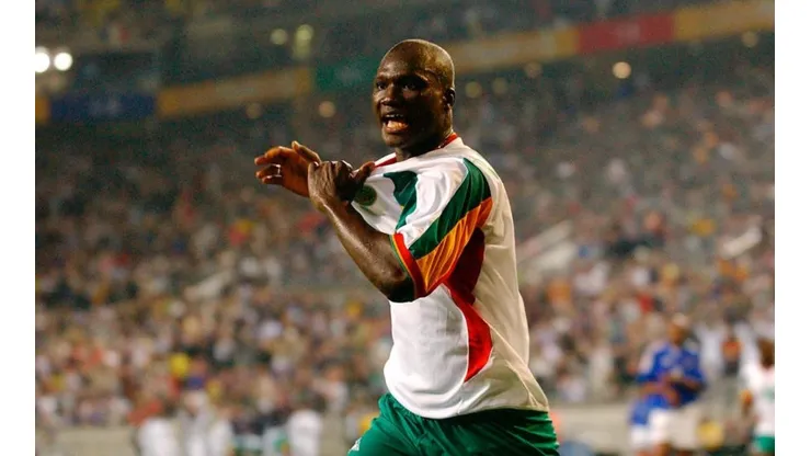 El festejo de Diop en el Mundial de Corea-Japón 2002.