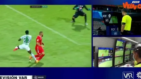 ¿Era para roja? El VAR dejó con diez jugadores a Nacional