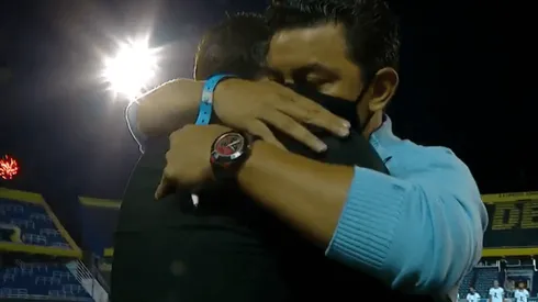 Unión maradoneana: hermoso abrazo entre el Kily González y Gallardo