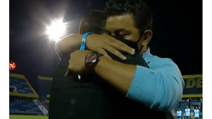 Unión maradoneana: hermoso abrazo entre el Kily González y Gallardo